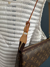 Lade das Bild in den Galerie-Viewer, LOUIS VUITTON POCHETTE ACCESSOIRES