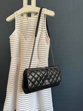 Lade das Bild in den Galerie-Viewer, CHANEL LADY PEARLY FLAP BAG