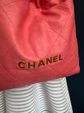 Lade das Bild in den Galerie-Viewer, CHANEL 22 BEUTEL ROSA