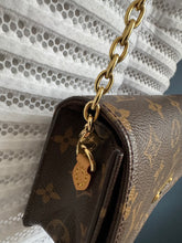 Lade das Bild in den Galerie-Viewer, LOUIS VUITTON LILY WOC