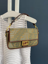 Lade das Bild in den Galerie-Viewer, FENDI BAGUETTE