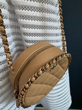 Lade das Bild in den Galerie-Viewer, CHANEL ROUND CLUTCH