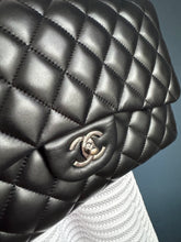 Lade das Bild in den Galerie-Viewer, CHANEL DOUBLE FLAP JUMBO