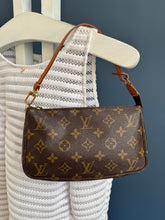 Lade das Bild in den Galerie-Viewer, LOUIS VUITTON POCHETTE ACCESSOIRES