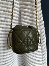 Lade das Bild in den Galerie-Viewer, CHANEL22 MINI BUCKET