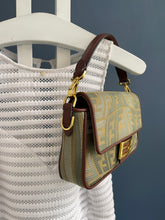 Lade das Bild in den Galerie-Viewer, FENDI BAGUETTE