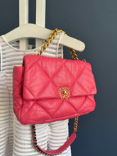 Lade das Bild in den Galerie-Viewer, CHANEL 19