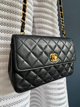 Lade das Bild in den Galerie-Viewer, CHANEL VINTAGE CLASSIC FLAP BAG
