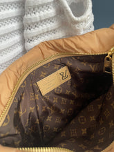 Lade das Bild in den Galerie-Viewer, LOUIS VUITTON PILLOW POCHETTE
