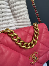 Lade das Bild in den Galerie-Viewer, CHANEL 19