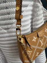 Lade das Bild in den Galerie-Viewer, LOUIS VUITTON EASY POUCH ON STREP BROIDERY