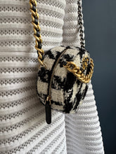Lade das Bild in den Galerie-Viewer, CHANEL 19 TWEED ROUND CLUTCH