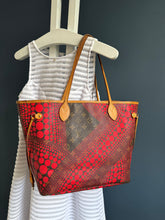 Lade das Bild in den Galerie-Viewer, LOUIS VUITTON NEVERFULL MM YOYOI KUSAMA