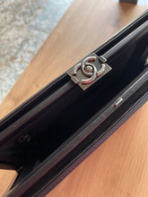 Lade das Bild in den Galerie-Viewer, CHANEL BOY FRAME CLUTCH