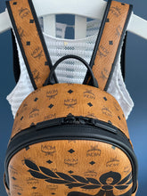 Lade das Bild in den Galerie-Viewer, MCM STARK MEGA LAUREL