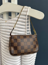 Lade das Bild in den Galerie-Viewer, LOUIS VUITTON MINI POCHETTE