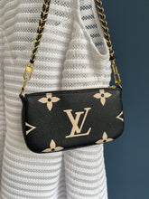 Lade das Bild in den Galerie-Viewer, LOUIS VUITTON MINI POCHETTE BICOLOR