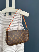Lade das Bild in den Galerie-Viewer, LOUIS VUITTON POCHETTE