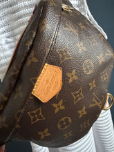 Lade das Bild in den Galerie-Viewer, LOUIS VUITTON BUMBAG