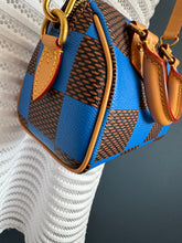 Lade das Bild in den Galerie-Viewer, LOUIS VUITTON SPEEDY 18 POP BLUE