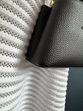 Lade das Bild in den Galerie-Viewer, LOUIS VUITTON MINI CAPUCINES PYTHON