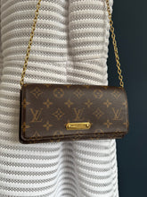 Lade das Bild in den Galerie-Viewer, LOUIS VUITTON LILY WOC