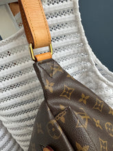 Lade das Bild in den Galerie-Viewer, LOUIS VUITTON BUMBAG