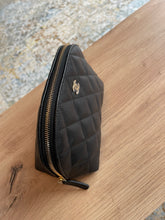 Lade das Bild in den Galerie-Viewer, CHANEL CAVIAR KOSMETIKTASCHE
