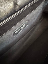 Lade das Bild in den Galerie-Viewer, CHANEL LADY PEARLY FLAP BAG