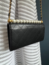 Lade das Bild in den Galerie-Viewer, CHANEL WOC MIT PERLEN