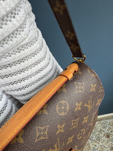 Lade das Bild in den Galerie-Viewer, LOUIS VUITTON MÉTIS