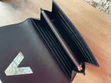 Lade das Bild in den Galerie-Viewer, LOUIS VUITTON TWIST GELDBÖRSE