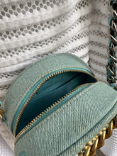 Lade das Bild in den Galerie-Viewer, CHANEL 19 DENIM ROUND CLUTCH