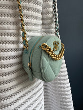 Lade das Bild in den Galerie-Viewer, CHANEL 19 DENIM ROUND CLUTCH
