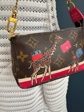 Lade das Bild in den Galerie-Viewer, LOUIS VUITTON MINI POCHETTE