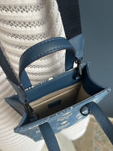 Lade das Bild in den Galerie-Viewer, MCM AREN DENIM BAG