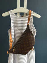 Lade das Bild in den Galerie-Viewer, LOUIS VUITTON BUMBAG