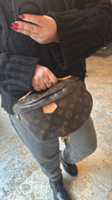 Lade das Bild in den Galerie-Viewer, LOUIS VUITTON BUMBAG