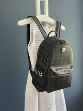 Lade das Bild in den Galerie-Viewer, MCM STARK MEDIUM RUCKSACK