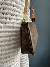 Lade das Bild in den Galerie-Viewer, LOUIS VUITTON POCHETTE ACCESSOIRES