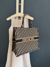 Lade das Bild in den Galerie-Viewer, DIOR TOTE BOOK LARGE