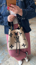 Lade das Bild in den Galerie-Viewer, LOUIS VUITTON NÉONOÉ CRAFTY