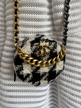 Lade das Bild in den Galerie-Viewer, CHANEL 19 TWEED ROUND CLUTCH