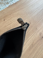 Lade das Bild in den Galerie-Viewer, LOUIS VUITTON ANHÄNGER / ETUI