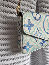 Lade das Bild in den Galerie-Viewer, LOUIS VUITTON FÉLICIE BY THE POOL