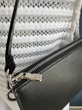 Lade das Bild in den Galerie-Viewer, LOUIS VUITTON  POCHETTE ACCESSOIRES EPI