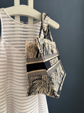 Lade das Bild in den Galerie-Viewer, DIOR TOTE BOOK MEDIUM