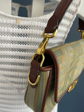 Lade das Bild in den Galerie-Viewer, FENDI BAGUETTE