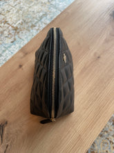 Lade das Bild in den Galerie-Viewer, CHANEL CAVIAR KOSMETIKTASCHE