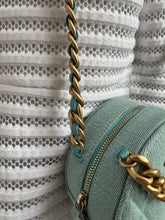 Lade das Bild in den Galerie-Viewer, CHANEL 19 DENIM ROUND CLUTCH